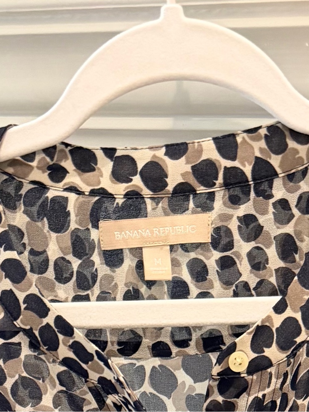 Five Blouses: 4 Banana Republic & 1 LOFT (medium and 1 large) - Picture 11 of 12